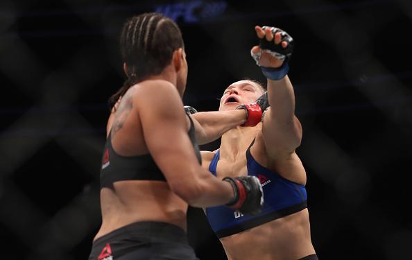 Brasileira partiu para cima na trocao em Las Vegas, intimidou a ex-campe, passou com facilidade por 'Rowdy' e manteve o cinturo dos galos em solo brasileiro