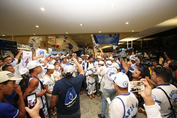 Thiago Neves desembarcou na manh desta segunda-feira no Aeroporto de Confins