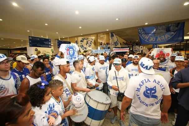 Thiago Neves desembarcou na manh desta segunda-feira no Aeroporto de Confins