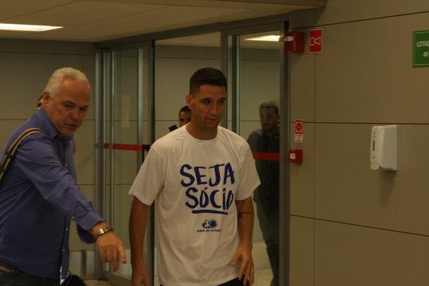 Thiago Neves desembarcou na manh desta segunda-feira no Aeroporto de Confins