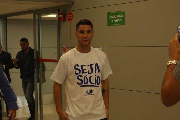 Thiago Neves desembarcou na manh desta segunda-feira no Aeroporto de Confins