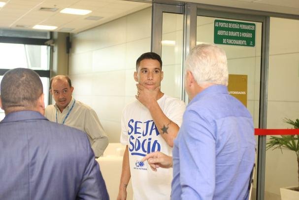 Thiago Neves desembarcou na manh desta segunda-feira no Aeroporto de Confins