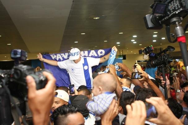 Thiago Neves desembarcou na manh desta segunda-feira no Aeroporto de Confins