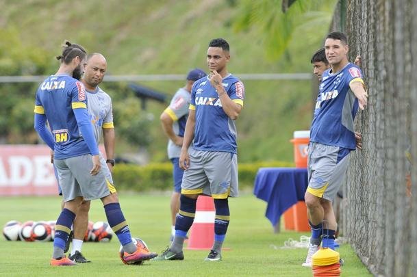 Imagens do primeiro treino do meia Thiago Neves na Toca da Raposa II