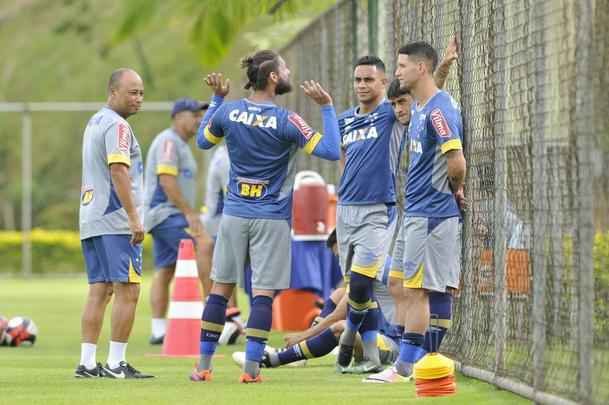 Imagens do primeiro treino do meia Thiago Neves na Toca da Raposa II