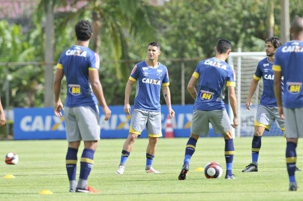 Imagens do primeiro treino do meia Thiago Neves na Toca da Raposa II