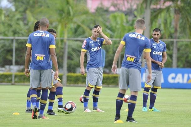 Imagens do primeiro treino do meia Thiago Neves na Toca da Raposa II