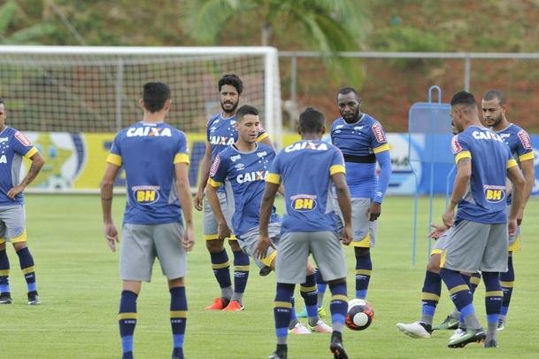 Imagens do primeiro treino do meia Thiago Neves na Toca da Raposa II