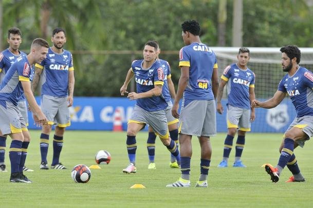 Imagens do primeiro treino do meia Thiago Neves na Toca da Raposa II