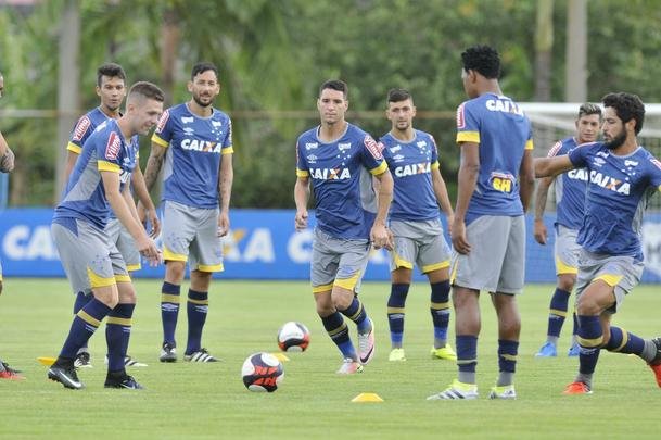 Imagens do primeiro treino do meia Thiago Neves na Toca da Raposa II