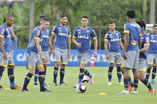 Imagens do primeiro treino do meia Thiago Neves na Toca da Raposa II