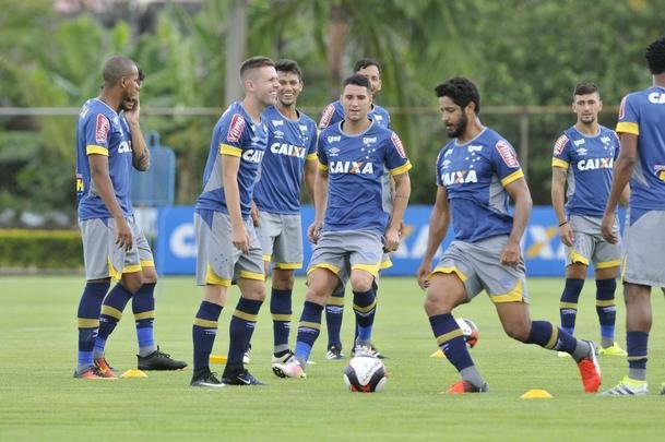 Imagens do primeiro treino do meia Thiago Neves na Toca da Raposa II