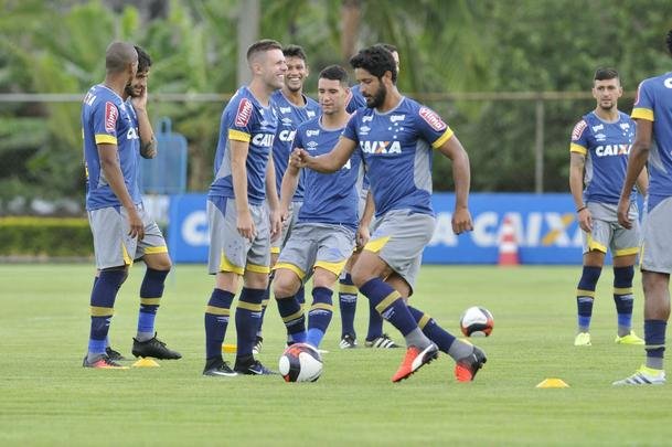 Imagens do primeiro treino do meia Thiago Neves na Toca da Raposa II