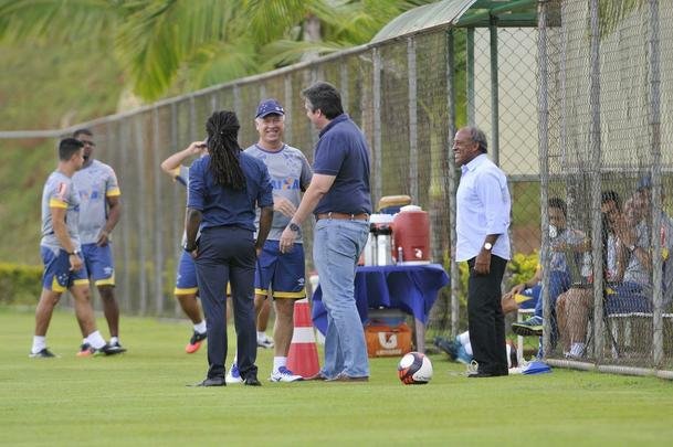 Imagens do primeiro treino do meia Thiago Neves na Toca da Raposa II