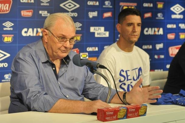 Thiago Neves foi apresentado no Cruzeiro pelo presidente Gilvan de Pinho Tavares