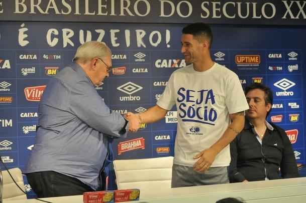 Thiago Neves foi apresentado no Cruzeiro pelo presidente Gilvan de Pinho Tavares