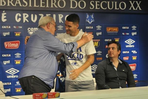 Thiago Neves foi apresentado no Cruzeiro pelo presidente Gilvan de Pinho Tavares
