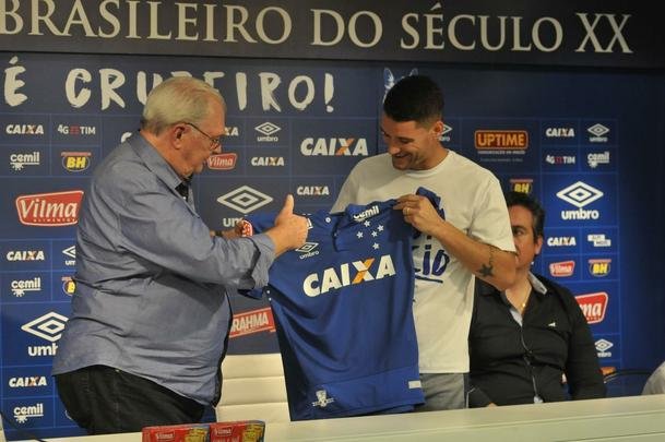 Thiago Neves foi apresentado no Cruzeiro pelo presidente Gilvan de Pinho Tavares