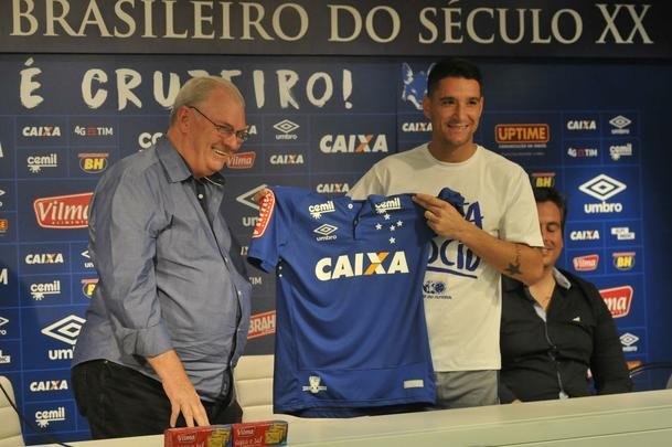 Thiago Neves foi apresentado no Cruzeiro pelo presidente Gilvan de Pinho Tavares