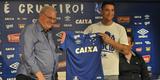 Thiago Neves foi apresentado no Cruzeiro pelo presidente Gilvan de Pinho Tavares