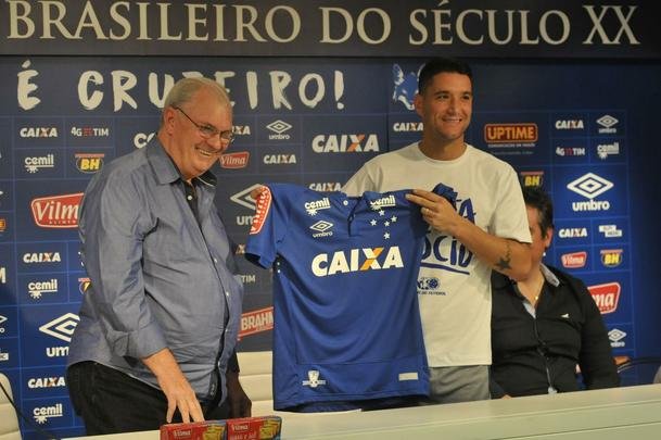 Thiago Neves foi apresentado no Cruzeiro pelo presidente Gilvan de Pinho Tavares