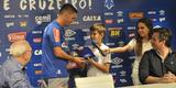 Thiago Neves foi apresentado no Cruzeiro pelo presidente Gilvan de Pinho Tavares