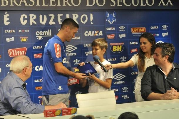 Thiago Neves foi apresentado no Cruzeiro pelo presidente Gilvan de Pinho Tavares