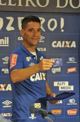 Thiago Neves foi apresentado no Cruzeiro pelo presidente Gilvan de Pinho Tavares