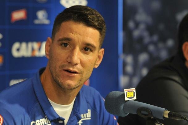 Thiago Neves foi apresentado no Cruzeiro pelo presidente Gilvan de Pinho Tavares