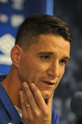 Thiago Neves foi apresentado no Cruzeiro pelo presidente Gilvan de Pinho Tavares