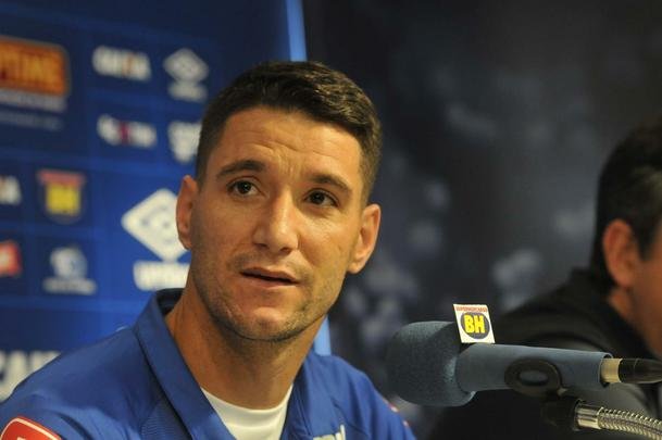 Thiago Neves foi apresentado no Cruzeiro pelo presidente Gilvan de Pinho Tavares