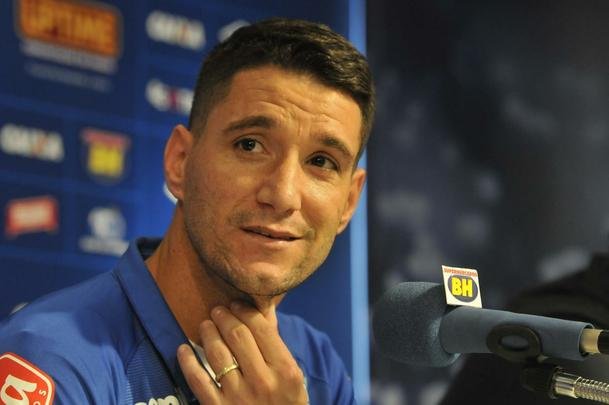 Thiago Neves foi apresentado no Cruzeiro pelo presidente Gilvan de Pinho Tavares