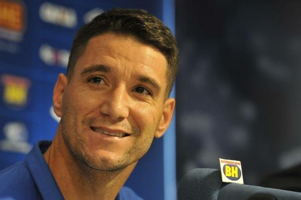 Thiago Neves foi apresentado no Cruzeiro pelo presidente Gilvan de Pinho Tavares