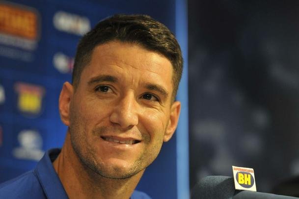 Thiago Neves foi apresentado no Cruzeiro pelo presidente Gilvan de Pinho Tavares