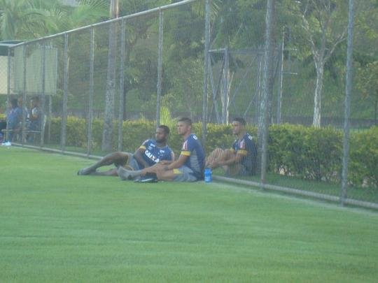 Thiago Neves acompanha treino do Cruzeiro na companhia de zagueiro Ded e de atacante Judivan