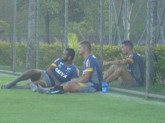 Thiago Neves acompanha treino do Cruzeiro na companhia de zagueiro Ded e de atacante Judivan