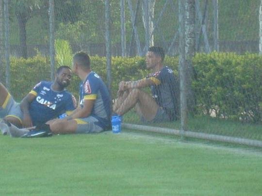 Thiago Neves acompanha treino do Cruzeiro na companhia de zagueiro Ded e de atacante Judivan