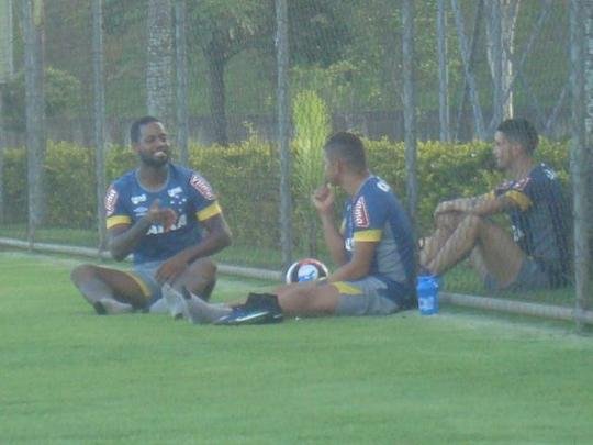 Thiago Neves acompanha treino do Cruzeiro na companhia de zagueiro Ded e de atacante Judivan