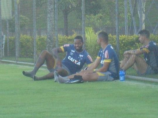 Thiago Neves acompanha treino do Cruzeiro na companhia de zagueiro Ded e de atacante Judivan
