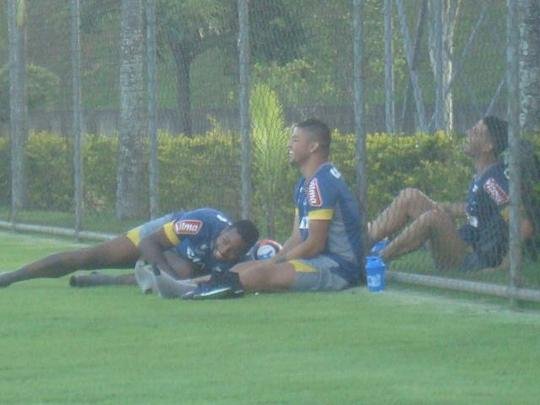 Thiago Neves acompanha treino do Cruzeiro na companhia de zagueiro Ded e de atacante Judivan