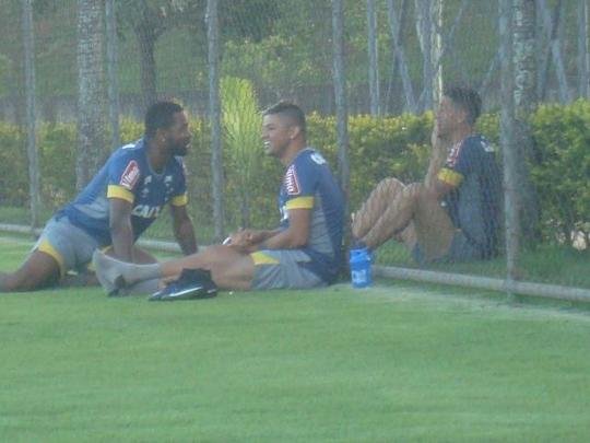 Thiago Neves acompanha treino do Cruzeiro na companhia de zagueiro Ded e de atacante Judivan