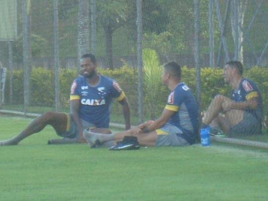 Thiago Neves acompanha treino do Cruzeiro na companhia de zagueiro Ded e de atacante Judivan