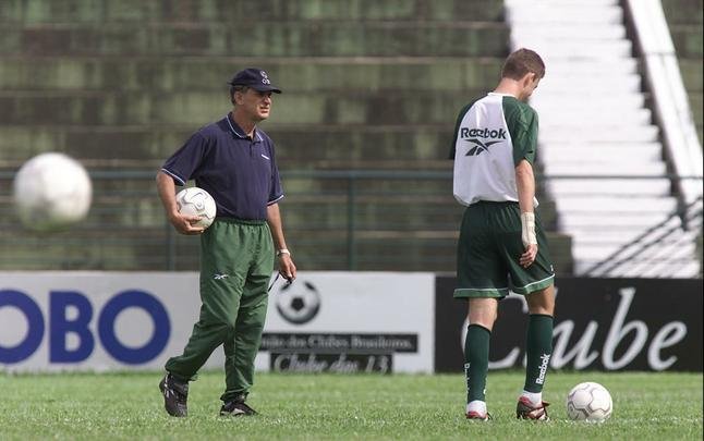 Carlos Alberto Silva em treinamento do Guarani antes do dérbi contra a Ponte Preta, em 2000