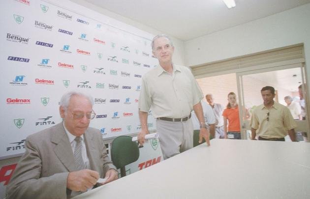 Carlos Alberto Silva é apresentado como técnico do América, em 2004