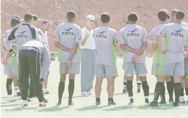 Carlos Alberto orienta treinamento do América, em 2004