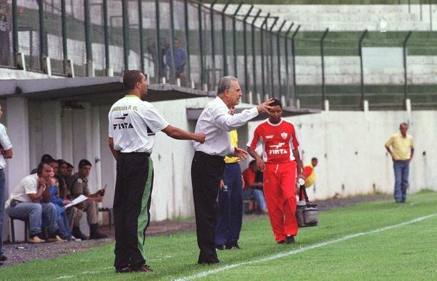 Carlos Alberto Silva em ação como técnico do América, em 2004