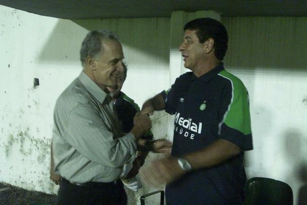 Carlos Alberto Silva cumprimenta Joel Santana, em jogo entre América e Guarani, pela Copa do Brasil de 2004