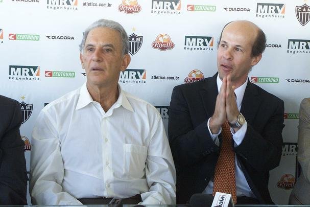 Carlos Alberto sendo apresentado como dirigente do Atlético, em 2005, pelo então presidente do clube, Ricardo Guimarães