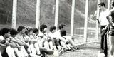 Carlos Alberto Silva  conversa com o grupo de jogadores do Atltico, em 1981