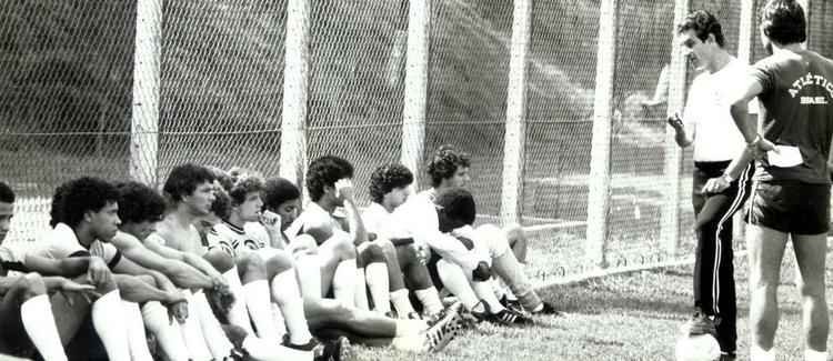 Carlos Alberto Silva conversa com o grupo de jogadores do Atlético, em 1981